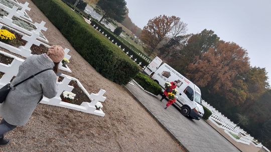 Przekazali kwiaty na cmentarz wojenny