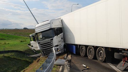 Przełamał barierki i zatrzymał się na nasypie