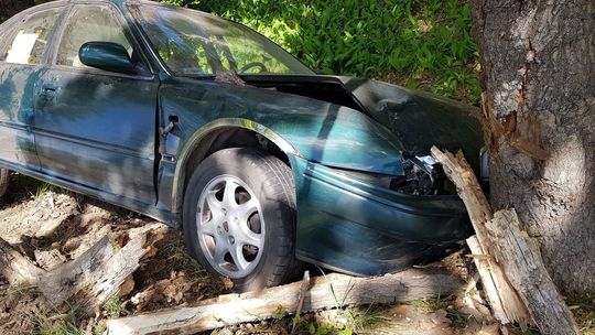 Przeleciał przez rów i wpadł na drzewo