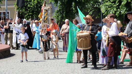 Przemarsz barwnego korowodu rozpoczął Trzcińskie Spotkania z Historią 2019 [FOTO, WIDEO]