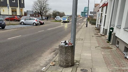 Przepełnione kosze czekają na opróżnienie