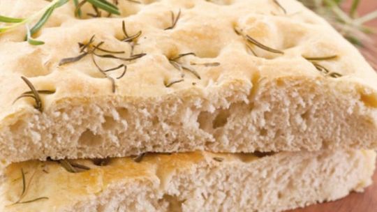 Przepis na bezglutenowe Focaccia z ziołami – aromatyczne pieczywo rodem z Włoch w wersji bezglutenowej