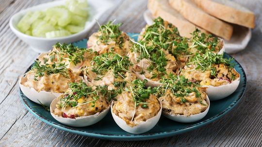 Przepis na jajka faszerowane w skorupkach z awokado i pastą z pestkami słonecznika