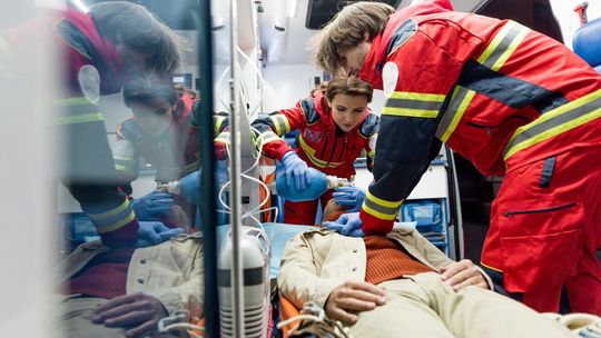 Ratownicy medyczni tysiące razy wzywali pomocy sami do siebie. Nie dzwonią pod 112