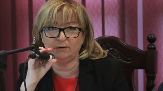 Przewodnicząca Kasprzyk gasi opozycję i pozwala na prowadzenie sesji… burmistrzom