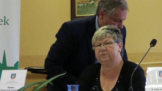 Przewodnicząca skarży się na dyrektora za brak informacji o mieszkaniu burmistrza