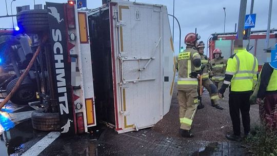 Tak położył ciężarówkę na drodze. Interweniowała straż