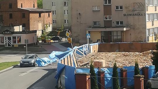 Przewrócił płot na drogę