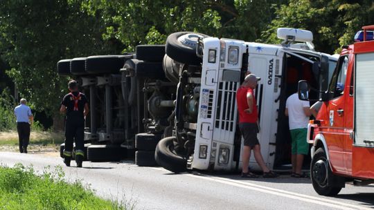 Przewróciła się ciężarówka ze zbożem. Wyznaczono objazdy [FOTO]