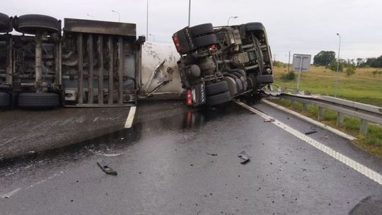 Przewróciła się cysterna z paliwem. Droga jest zablokowana