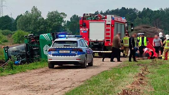 Przewróciła się maszyna drogowa. W środku był poszkodowany operator