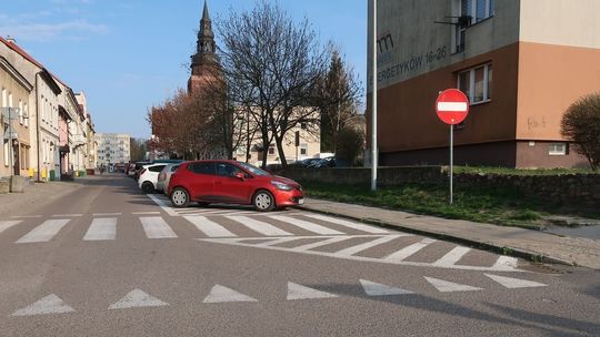 Przewróciła się na krzywym chodniku. Chce od gminy odszkodowanie 