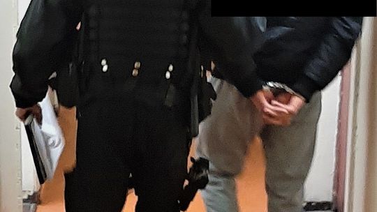 Przewrócili go na ziemię - grożąc zabrali łańcuszek i zegarek. Aresztowani na 3 miesiące Przewrócili go na ziemię - grożąc zabrali łańcuszek i zegarek. Aresztowani na 3 miesiące