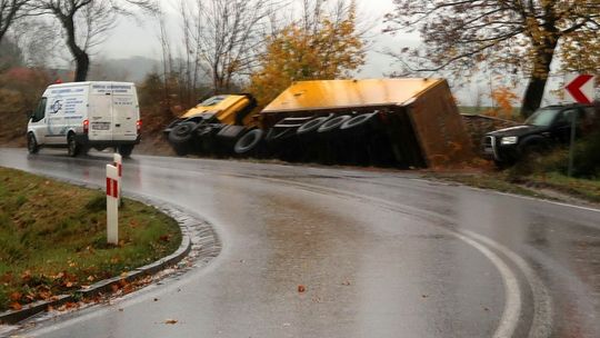 Przewrócona ciężarówka utrudnia ruch. Policja nie reaguje [ZDJĘCIA]