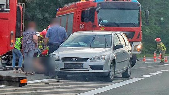 Przez nieustąpienie pierwszeństwa zderzyły się volkswagen z fordem