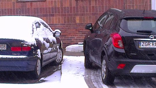 Przez śnieg nie dostrzegł końca parkingu?