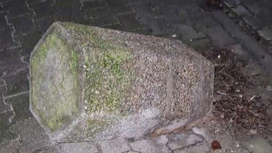 Przez taką betonową przeszkodę można stracić zdrowie