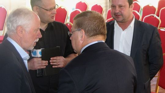 Przy golfie o biznesie i inwestycjach