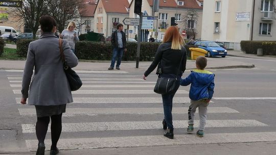 Przy jakim świetle należy przechodzić na drugą stronę?