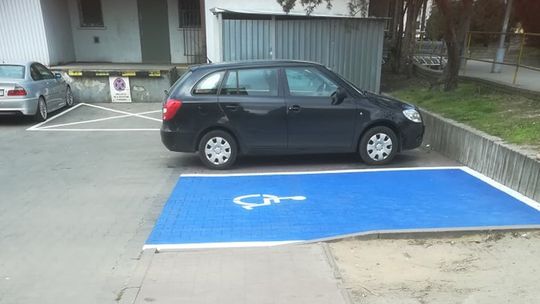 Przy Netto powstało miejsce parkingowe dla niepełnosprawnych [interwencja igryfino]