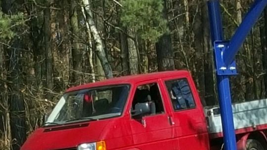 Przy świadkach wyrzucił odpady niedaleko boiska