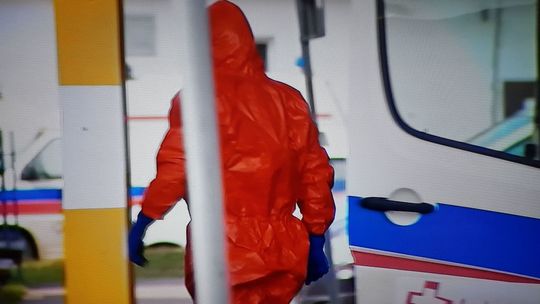 Przybywa zakażonych i przypadków śmiertelnych