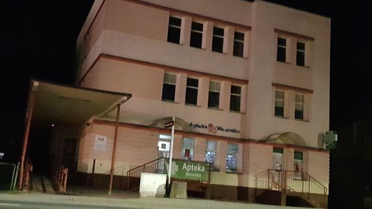  Przychodnia zamknięta z lekarzem i pielęgniarką w środku. Czekają na wyniki pacjenta podejrzanego o zakażenie koronawirusem