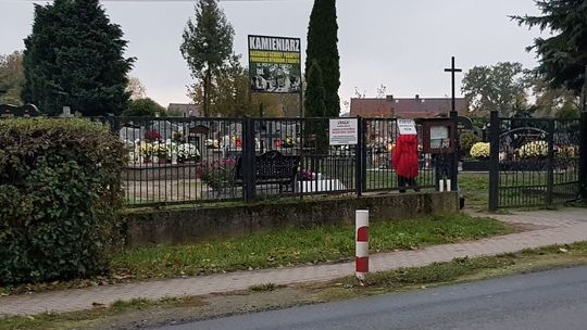 Przychodzą na chwilę zapalić znicz