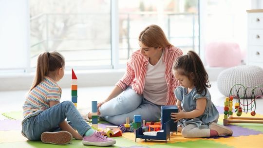 Przyciągasz do siebie dzieci jak magnes? To znak, że praca opiekuna dziennego jest dla Ciebie!