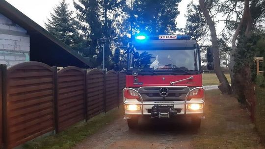 Przygniotło auto. Uszkodziło dach domu jednorodzinnego