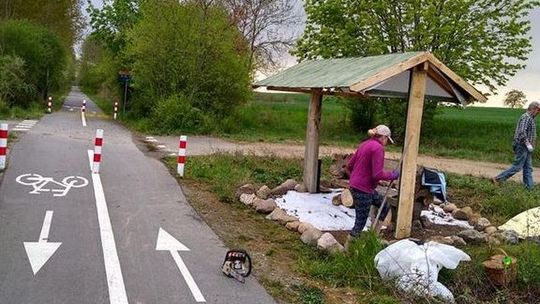 Przygotowali miejsce na odpoczynek dla rowerowych turystów i zapraszają na trasę
