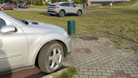 Przyjechał elektrykiem, a zaparkował nieekologicznie Przyjechał elektrykiem, a zaparkował nieekologicznie