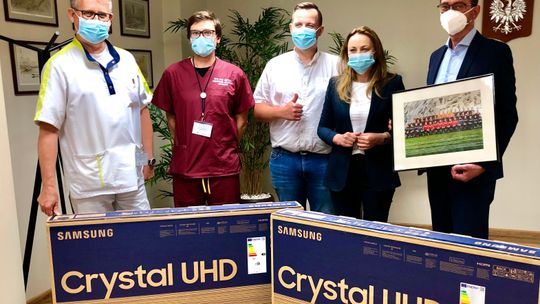 Przyjechali do szpitala z prezentami