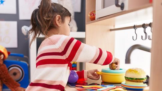 Przyjemna nauka obowiązków domowych dzięki zestawom AGD dla najmłodszych