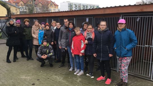 Przynieśli karmę do gryfińskiego Kojca