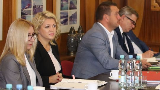 Przyniosłem popiół na głowy kłamczuchów - powiedział mieszkaniec i wręczył burmistrzowskiemu trio prezent