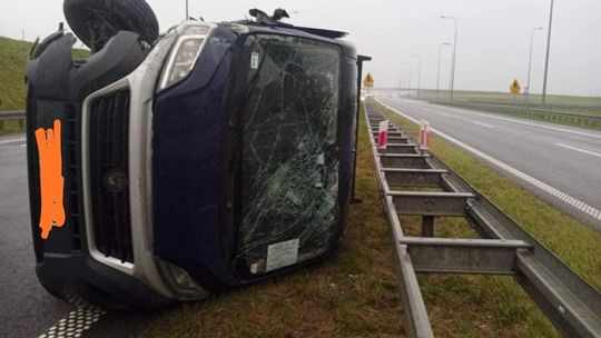 Przysnął za kierownicą i uderzył w ciężarówkę Przysnął za kierownicą i uderzył w ciężarówkę