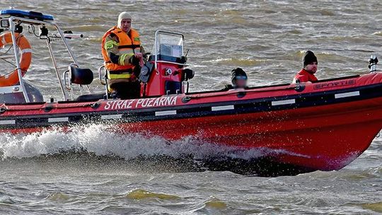 Przyszli z pomocą samotnemu żeglarzowi, którego jacht się wywrócił. Miał szczęście