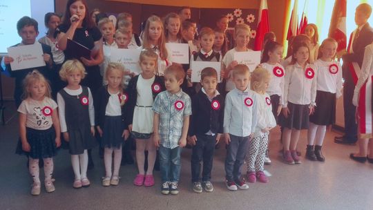 Przytupywał nogą w rytm piosenek, a chwilami był nawet wzruszony