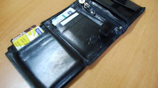 Przywłaszczył sobie cudze dokumenty i karty bankomatowe