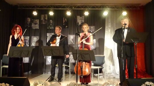 Publiczność śpiewała wspólnie z artystami Publiczność śpiewała wspólnie z artystami