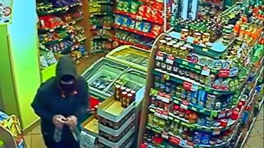 Publikujemy wizerunek sprawcy napadu na sklep