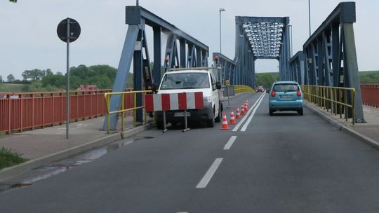 Pucują most na Odrze