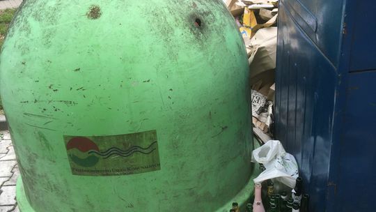 PUK nie wywozi odpadów leżących przy przepełnionych kontenerach - skarży się czytelnik PUK nie wywozi odpadów leżących przy przepełnionych kontenerach - skarży się czytelnik