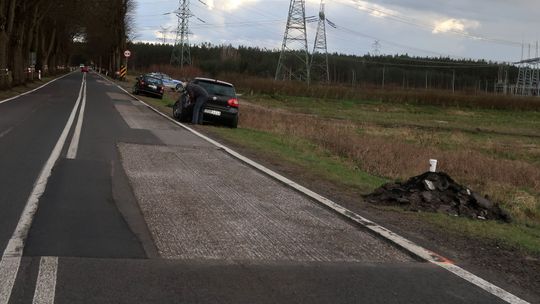 Pułapka na kierowców. Kolizja na podziurawionej drodze [ZDJĘCIA]