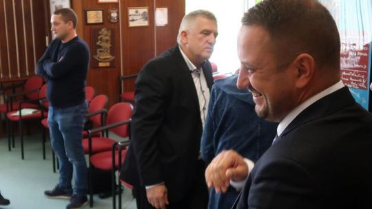 Puzik ratuje skórę… Milerom?