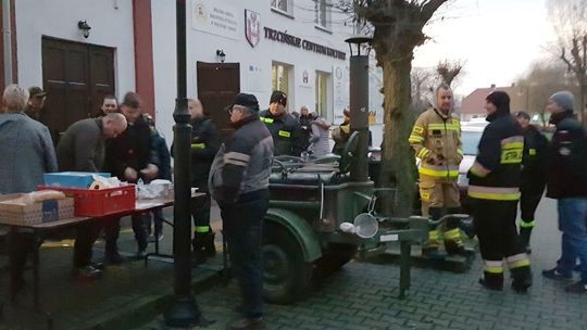 Pyszną grochówką z kuchni polowej częstowali strażacy podczas WOŚP