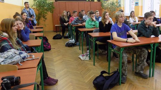 Pytali też o wampiry, małpy oraz krew białych i czarnoskórych