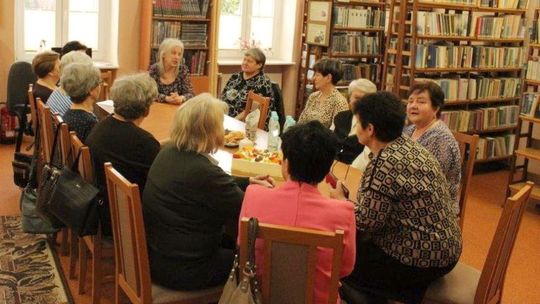Radna Marzena Wiese wspiera biblioteki. Ufundowała książki, nagrody oraz... tort