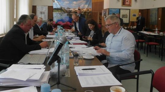 Radni nie mają zaufania do burmistrza. Sawaryn, z ideologicznymi sporami, bez votum zaufania Radni nie mają zaufania do burmistrza. Sawaryn, z ideologicznymi sporami, bez votum zaufania